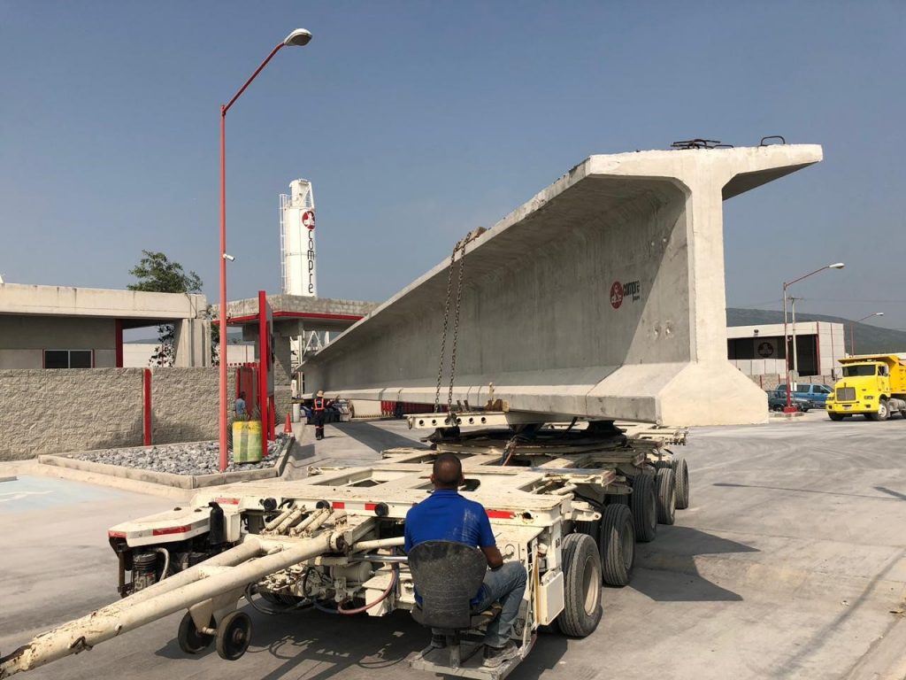 ¿Cómo operar la maquinaria pesada para evitar accidentes y daños en los materiales de construcción?