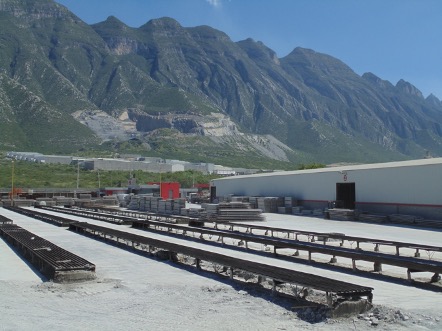 En primer plano las pistas de fabricación de vigueta de alma abierta en nuestra planta en Santa Catarina Nuevo León