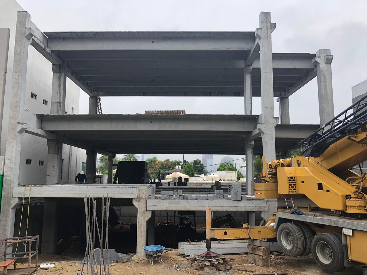 Construccion con columnas y vigas doble T min